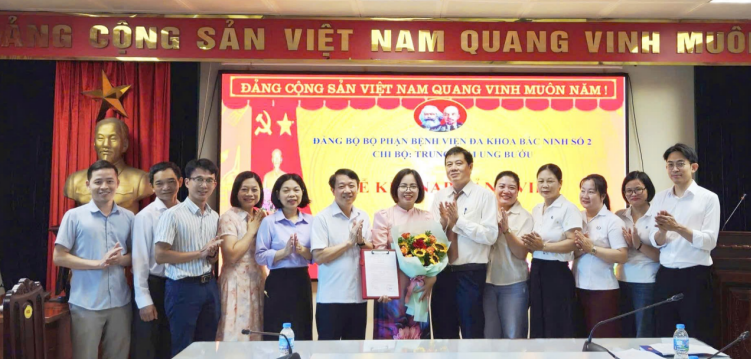 CHI BỘ TRUNG TÂM UNG BƯỚU TỔ CHỨC LỄ KẾT NẠP ĐẢNG VIÊN MỚI